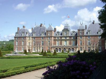 La MJC et le CIS de Eu sont installés dans les dépendances du château royal de la Ville La MJC et le CIS de Eu sont installés dans les dépendances du château royal de la Ville