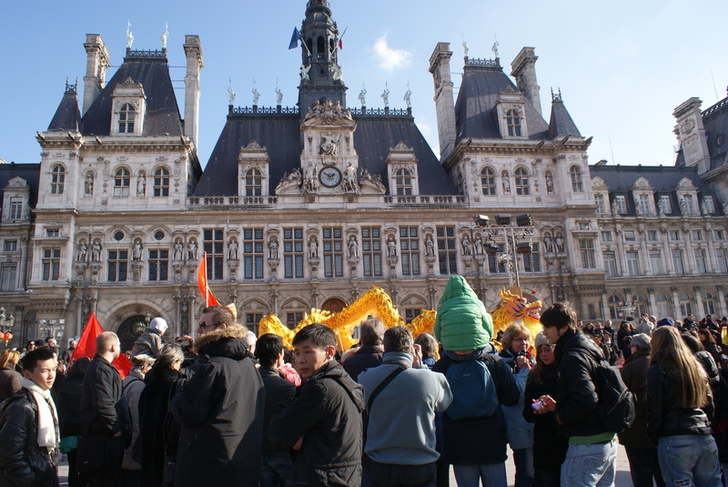 Arrivée à l'Hôtel de Ville de Paris en plein nouvel an chinois Arrivée à l'Hôtel de Ville de Paris en plein nouvel an chinois