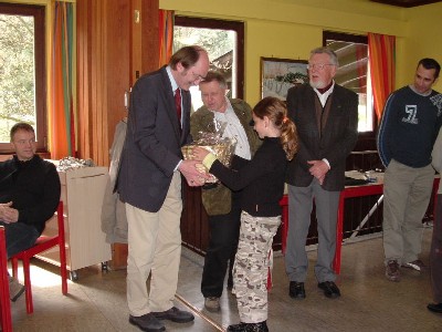 Monsieur le Maire recoit les cadeaux