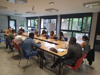 L'équipe de l'été 2020 en pleine séance de travail pour leur coopérative "Job'Co" L'équipe de l'été 2020 en pleine séance de travail pour leur coopérative "Job'Co"