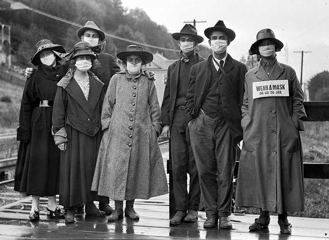 1. Mill Valley, Californie, 1918 : Sur la pancarte portée par la femme à droite : « Portez un masque ou vous irez en prison ». 1. Mill Valley, Californie, 1918 : Sur la pancarte portée par la femme à droite : « Portez un masque ou vous irez en prison ».