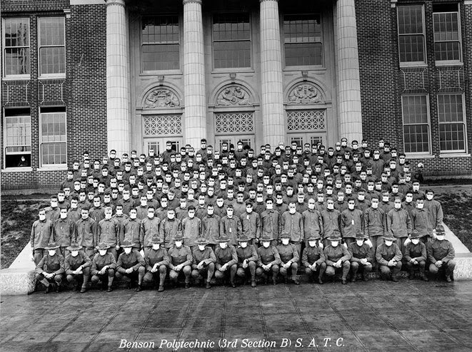 2.   Portland, Oregon : Membres du Student Army Training Corps (académie américaine de formation militaire).