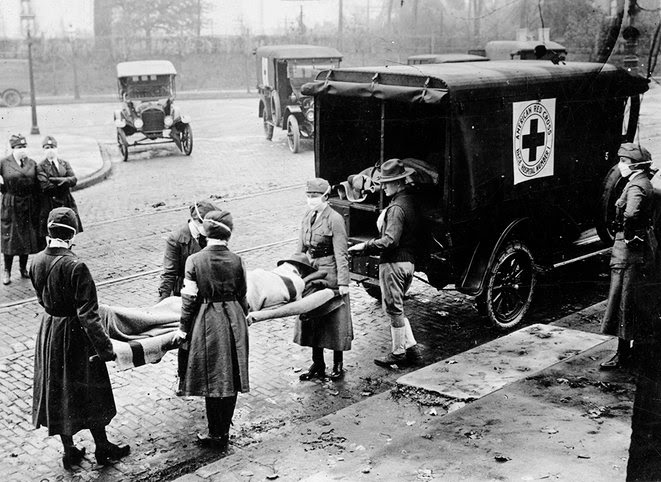 4 .Saint-Louis, Missouri: Personnel et ambulance de la Croix-Rouge. 4 .Saint-Louis, Missouri: Personnel et ambulance de la Croix-Rouge.