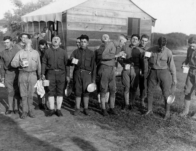 8. Camp Dix, New Jersey : Des soldats se gargarisent avec de l’eau salée en prévention de la grippe. 8. Camp Dix, New Jersey : Des soldats se gargarisent avec de l’eau salée en prévention de la grippe.