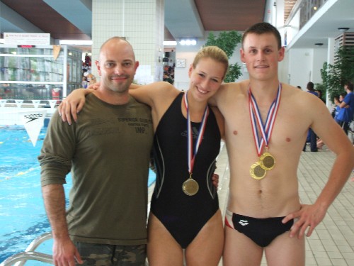 Benjamin GALY et Florence SINEKAVE sur le podium des Championnats de France avec Cédric GRACIA le responsable du club de la MJC Benjamin GALY et Florence SINEKAVE sur le podium des Championnats de France avec Cédric GRACIA le responsable du club de la MJC