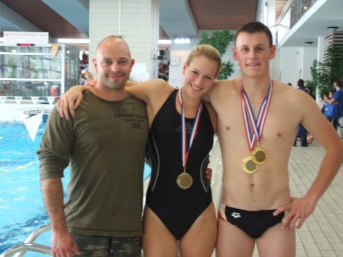 Benjamin GALY et Florence SINEKAVE sur le podium des Championnats de France avec Cédric GRACIA le responsable du club de la MJC