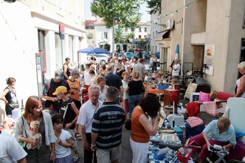Lors de la fête d'août le vide grenier de la MJC a connu un grand succès Lors de la fête d'août le vide grenier de la MJC a connu un grand succès