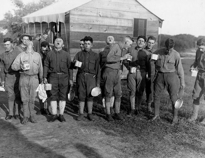 8. Camp Dix, New Jersey : Des soldats se gargarisent avec de l’eau salée en prévention de la grippe.